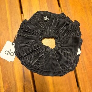 NWT Alo Micro Plisse Oversize Scrunchie